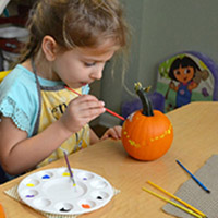 Kürbis dekorieren und bemalen fur Kinder