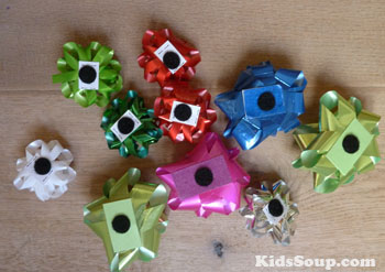 Feinmotorik mit Geschenkschleifen