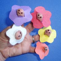 Fünf kleine Blumen wiegen sich im Wind Fingerspiel