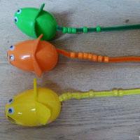 Feinmotorik-Spiel: Mäuseschwänze fädeln Feinmotorik-Spiel: Mäuseschwänze fädeln